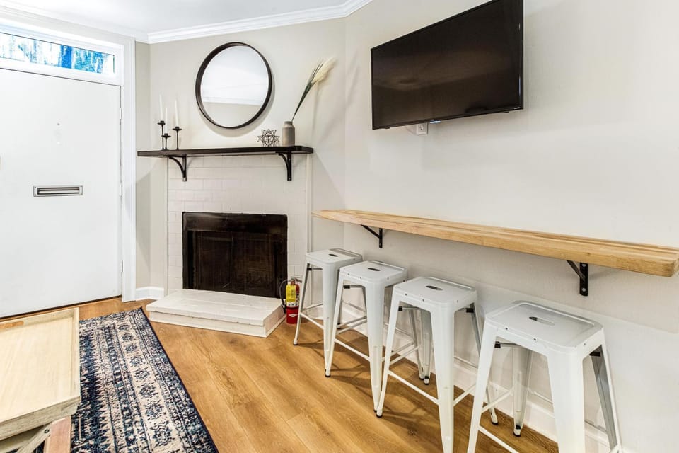 Lynwood Collection on Forsyth 11B by Lucky Savannah Apartment in Savannah