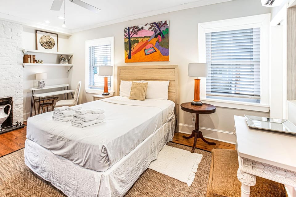Red Door Hideaway by Lucky Savannah House in Savannah