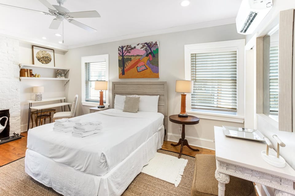 Red Door Hideaway by Lucky Savannah House in Savannah