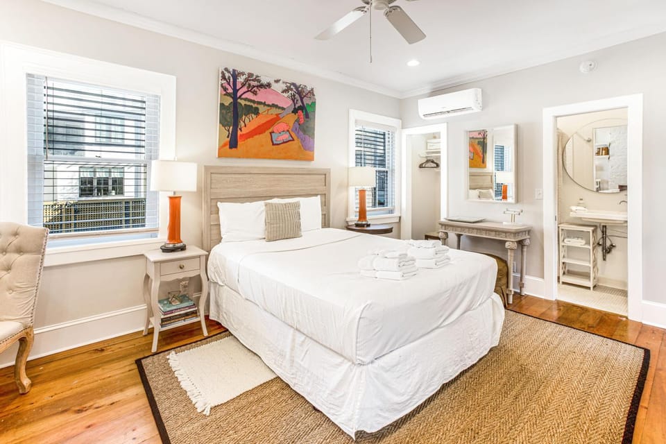 Red Door Hideaway by Lucky Savannah House in Savannah