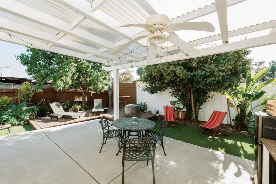 Serene Silver Lake 1 bedroom 1 bathroom Back house With Private Backyard Apartment in San Fernando Valley