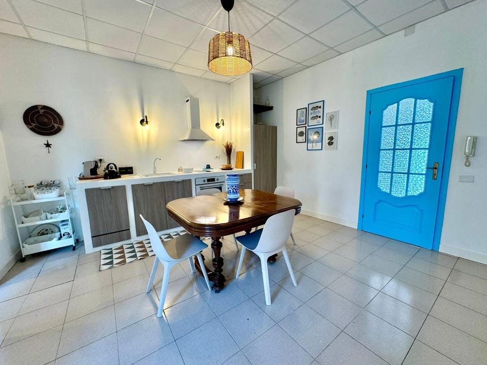 Kitchen or kitchenette, Seating area, Dining area, kitchen