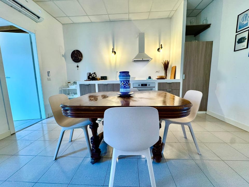 Kitchen or kitchenette, Seating area, Dining area, kitchen