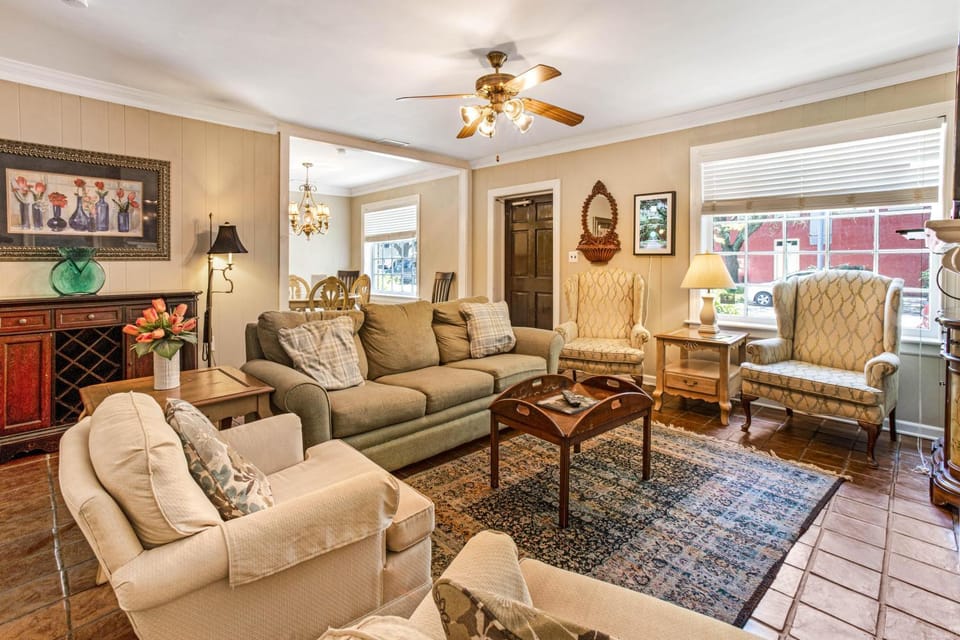 Cozy Cottage by Lucky Savannah House in Savannah