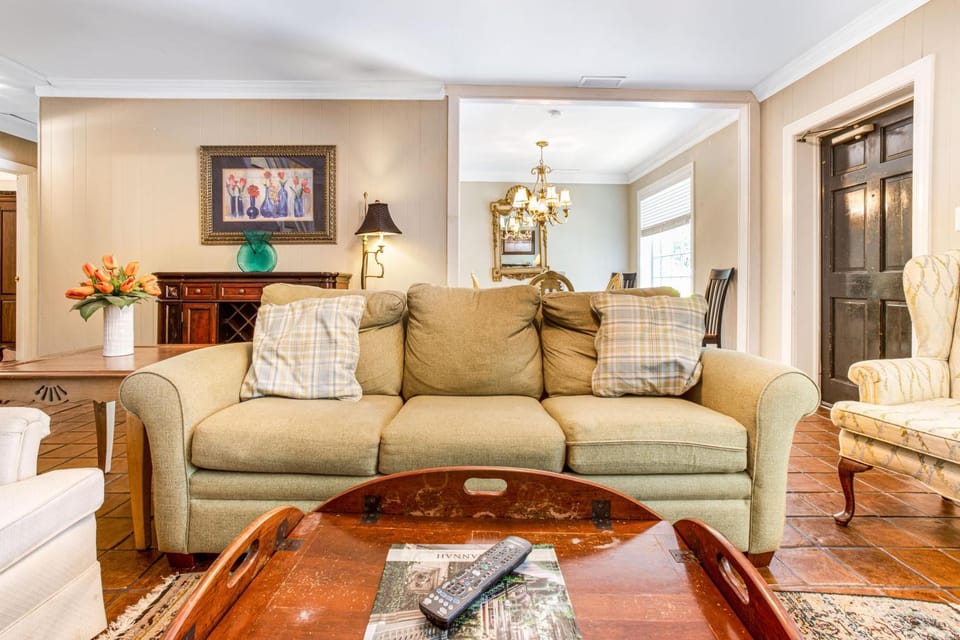 Cozy Cottage by Lucky Savannah House in Savannah