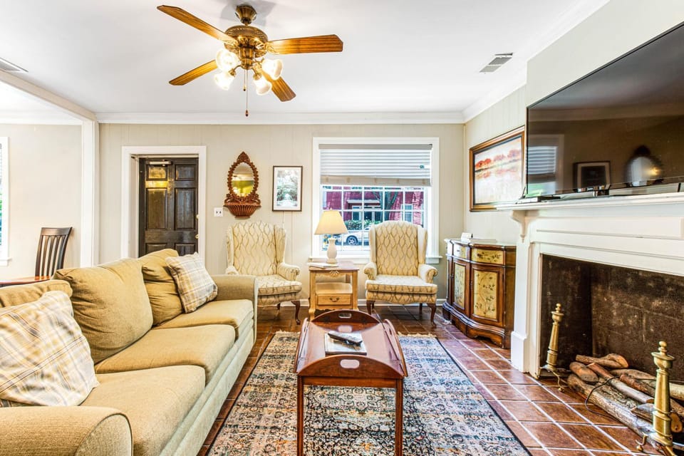 Cozy Cottage by Lucky Savannah House in Savannah