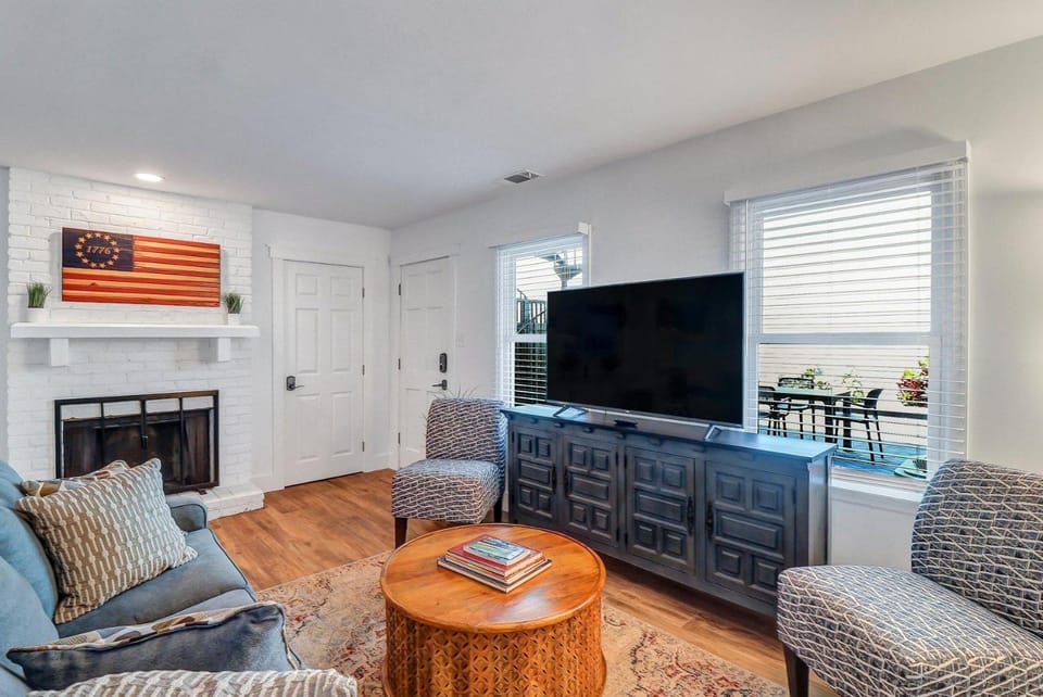 Crawford Square Garden Apartment by Lucky Savannah Apartment in Savannah