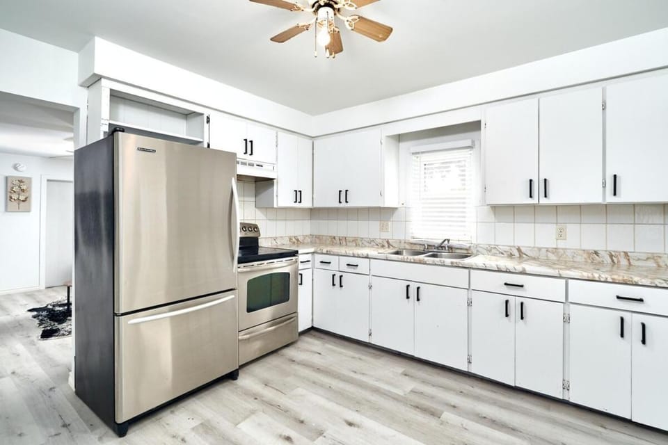 Centrally located 3BDRM home in CityCore! Apartment in Windsor