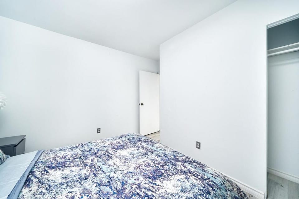 Centrally located 3BDRM home in CityCore! Apartment in Windsor