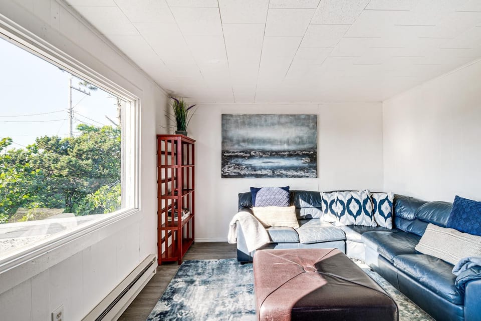 Walk to Beach and Harbor Spacious Westport Apt! Apartment in Westport