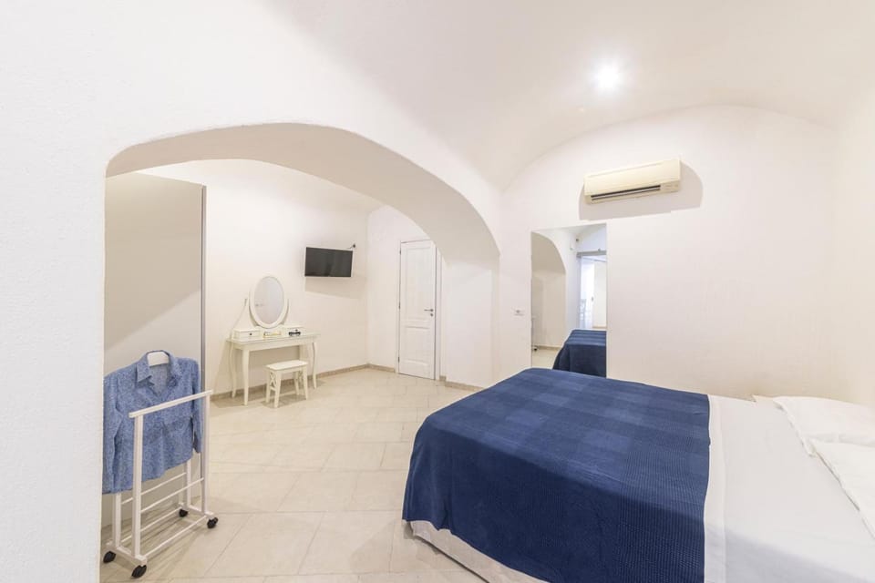 Bed, TV and multimedia, Photo of the whole room, Bedroom, air conditioner