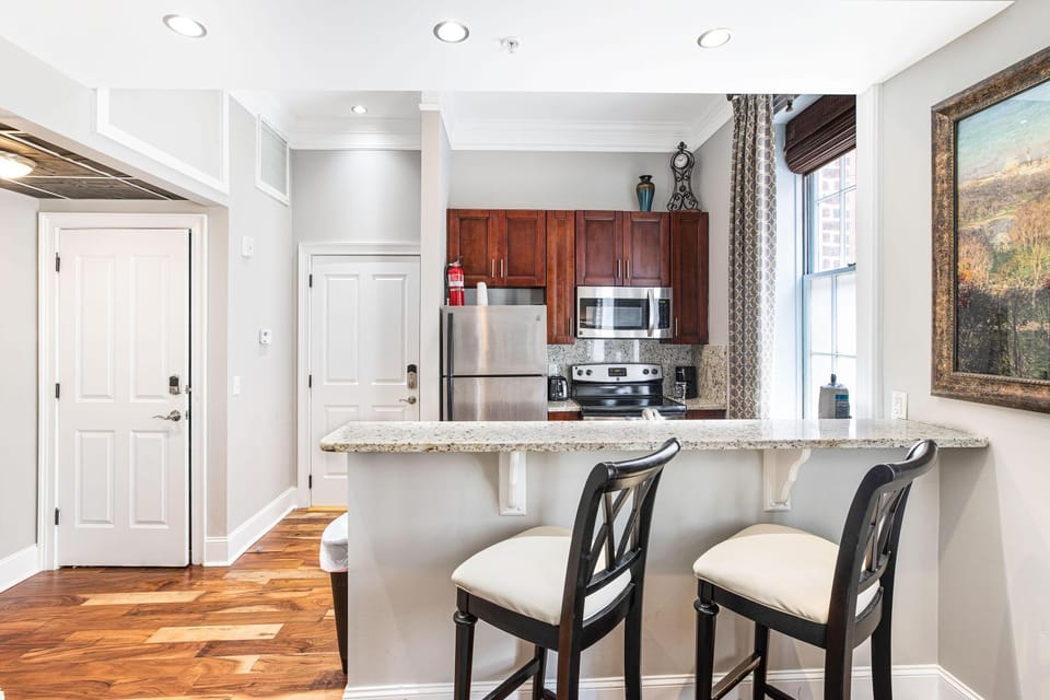 Suites at Bay 2A - William H. Keckley Suite by Lucky Savannah Apartment in Savannah