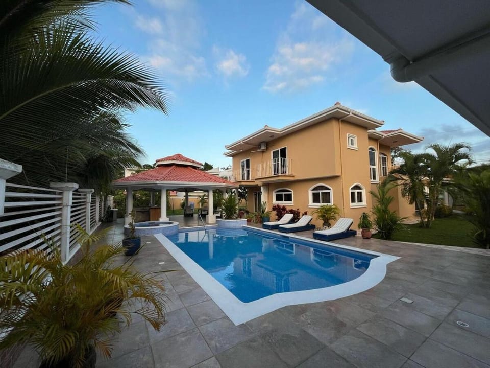 Spacious Beach House with Pool in Gated Community House in Cortés Department