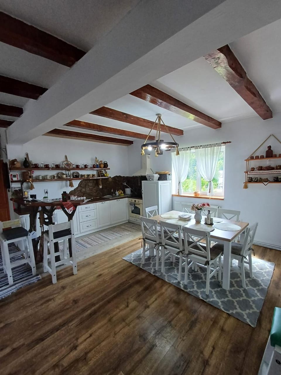 Kitchen or kitchenette, Dining area