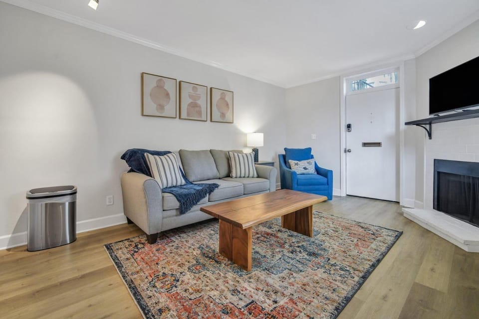 Lynwood Collection on Forsyth 14B by Lucky Savannah Apartment in Savannah