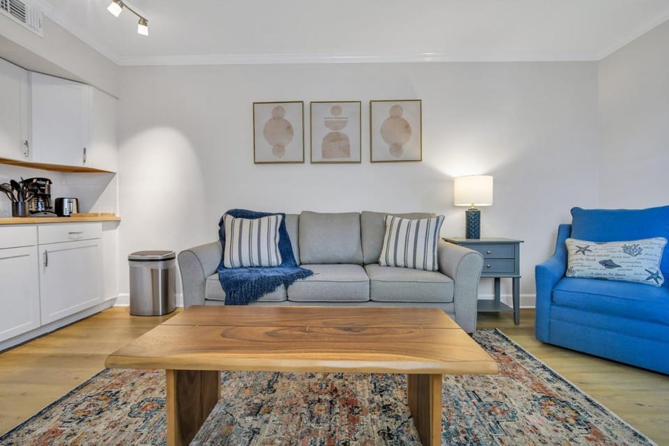 Lynwood Collection on Forsyth 14B by Lucky Savannah Apartment in Savannah