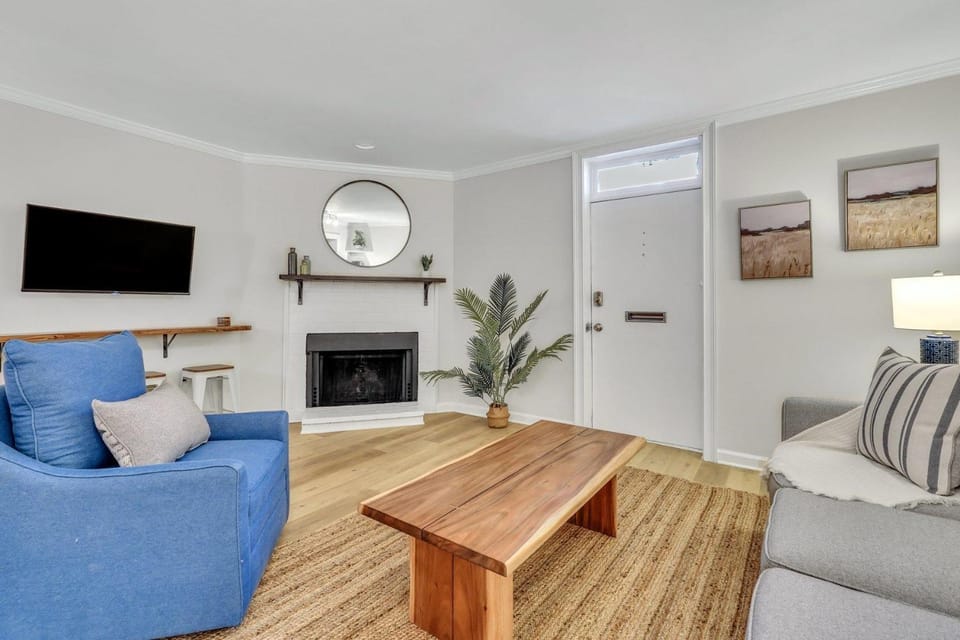 Lynwood Collection on Forsyth 9B by Lucky Savannah Apartment in Savannah