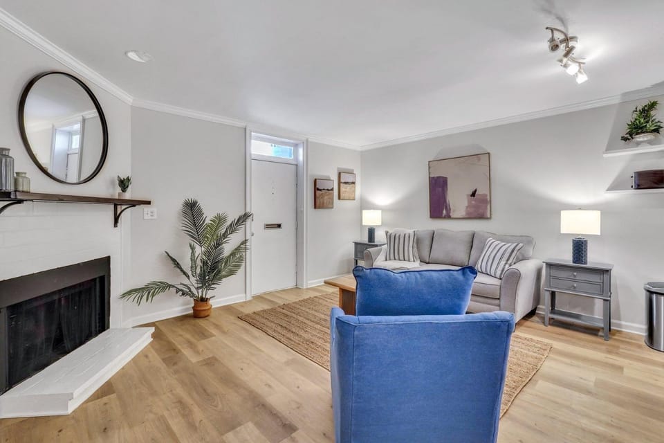 Lynwood Collection on Forsyth 9B by Lucky Savannah Apartment in Savannah