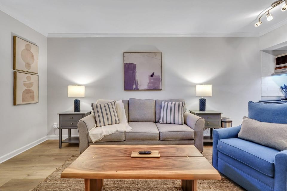 Lynwood Collection on Forsyth 4B by Lucky Savannah Apartment in Savannah