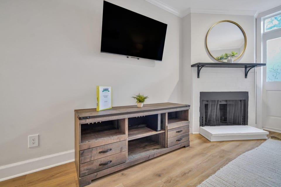 Lynwood Collection on Forsyth 3A by Lucky Savannah Apartment in Savannah