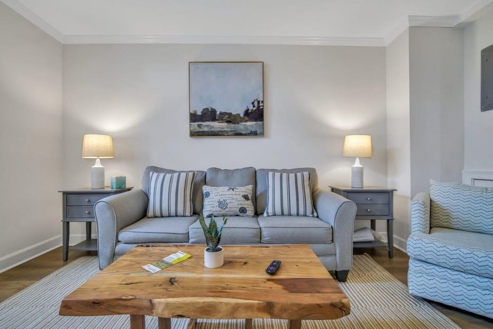 Lynwood Collection on Forsyth 3A by Lucky Savannah Apartment in Savannah