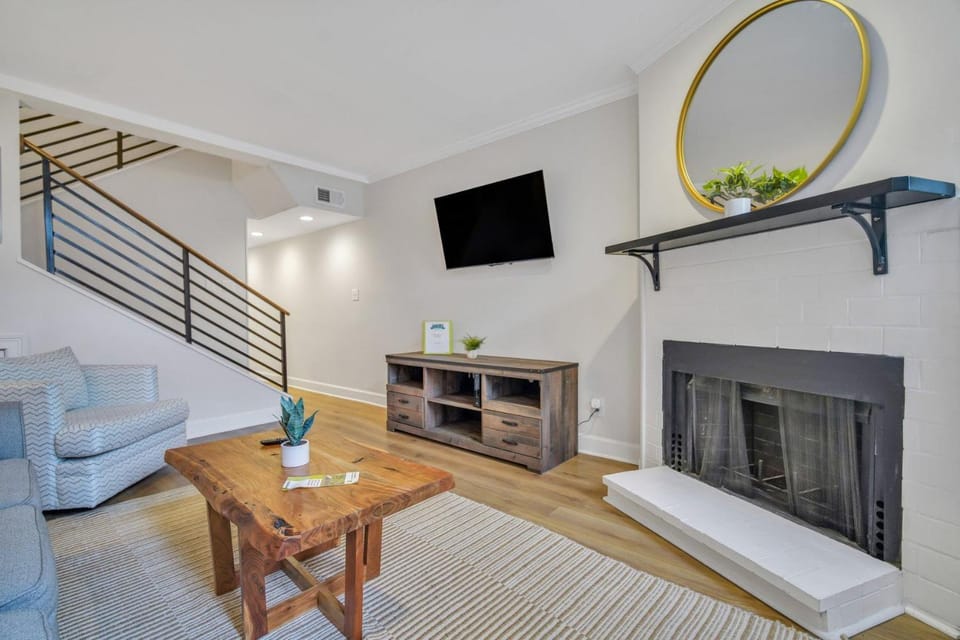 Lynwood Collection on Forsyth 3A by Lucky Savannah Apartment in Savannah