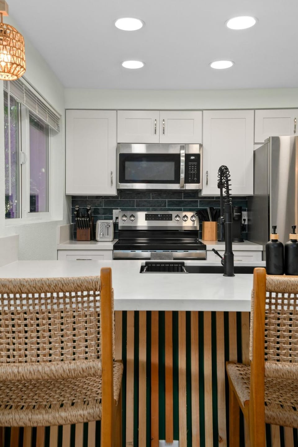NEW Evergreen Escape, Stylish with AC, HotTub & Pool Apartment in Princeville