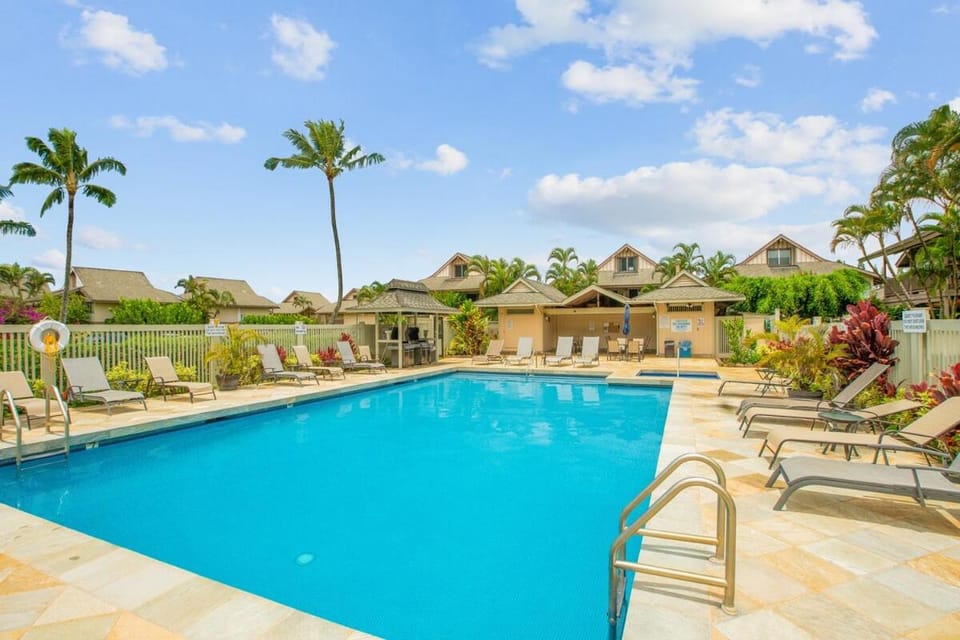 NEW Evergreen Escape, Stylish with AC, HotTub & Pool Apartment in Princeville