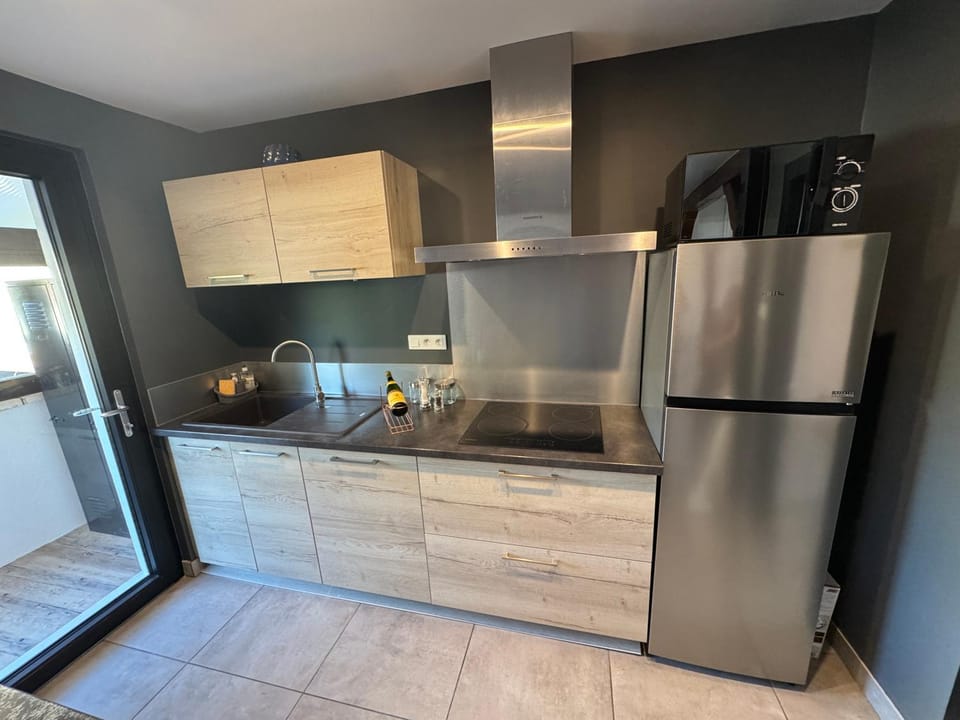 Coffee/tea facilities, Kitchen or kitchenette, Kitchen or kitchenette, dishwasher, oven, stove
