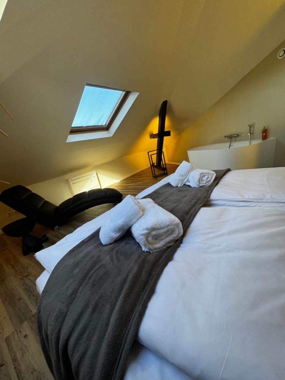 Bed, Bedroom, towels