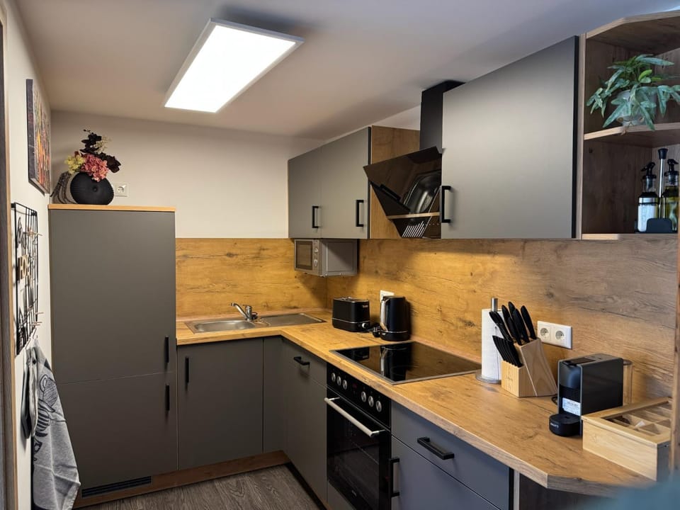 Coffee/tea facilities, Kitchen or kitchenette, dishwasher, oven, stove, toaster
