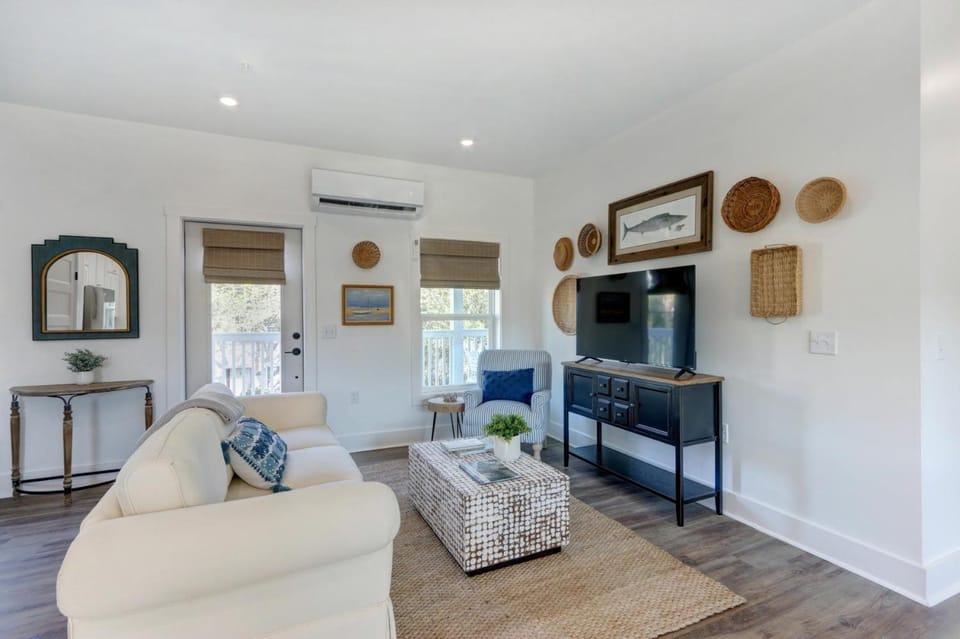 Village on The Bluff: Cotton Bleu by Lucky Savannah House in Savannah