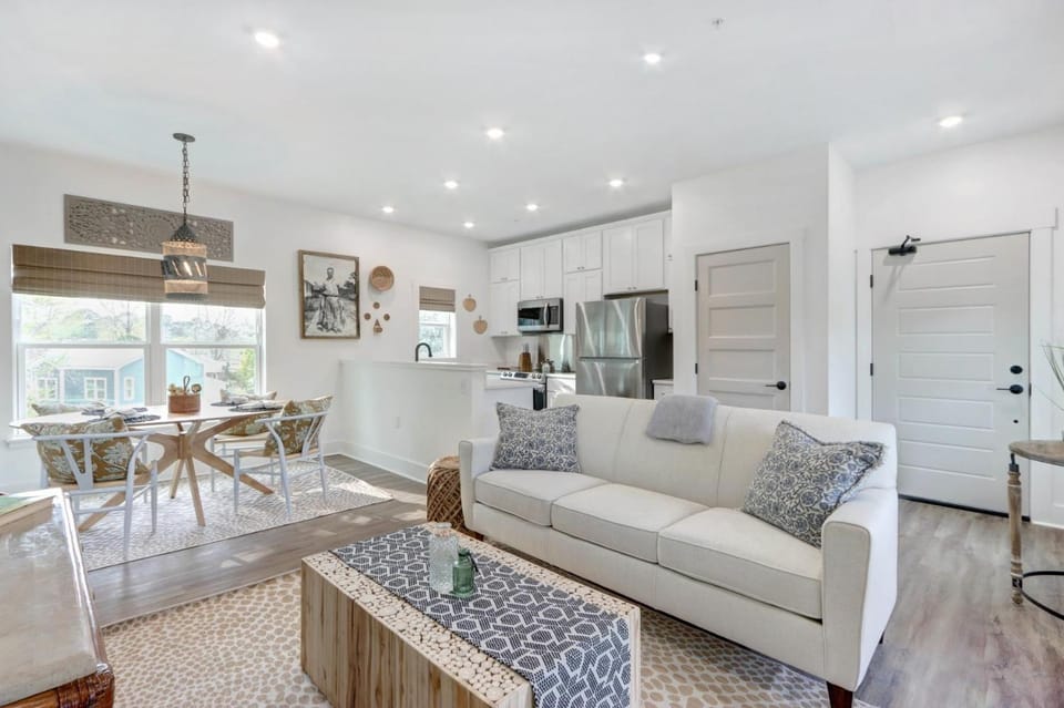 Village on The Bluff: On Top of Thunderbolt by Lucky Savannah House in Savannah