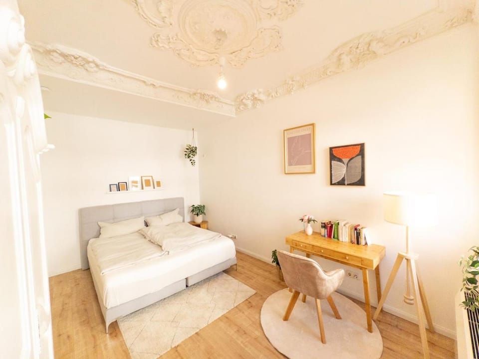 Bed, Seating area, Bedroom