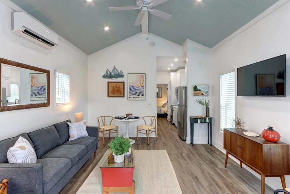 Village on The Bluff: Mid-Ship-Tury Cottage by Lucky Savannah House in Savannah