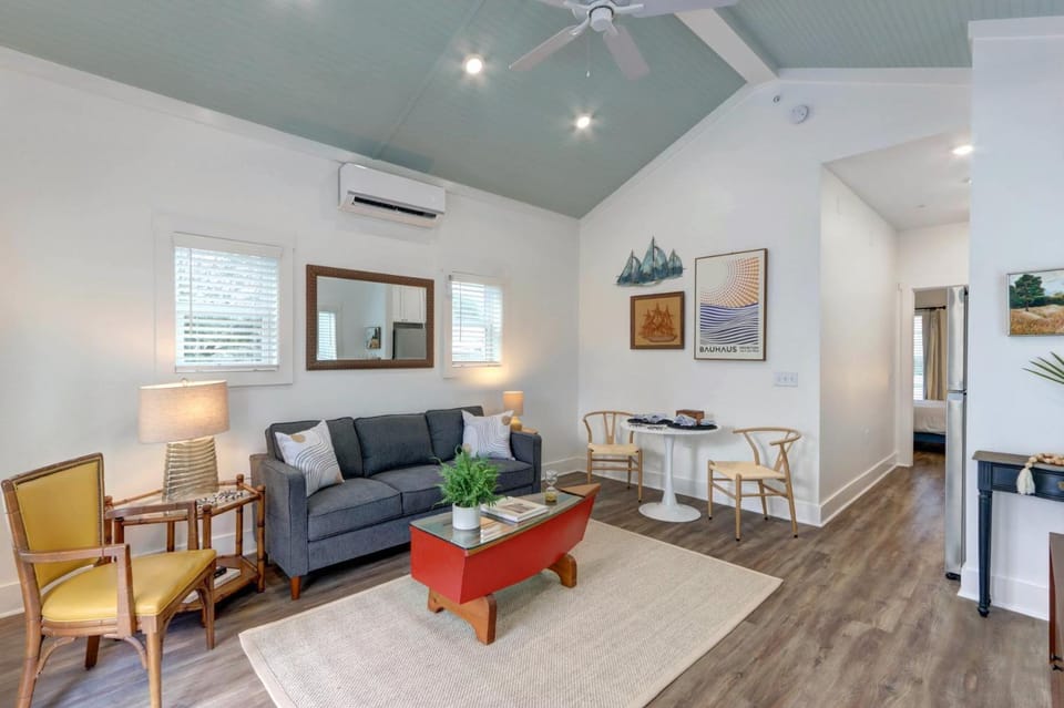 Village on The Bluff: Mid-Ship-Tury Cottage by Lucky Savannah House in Savannah