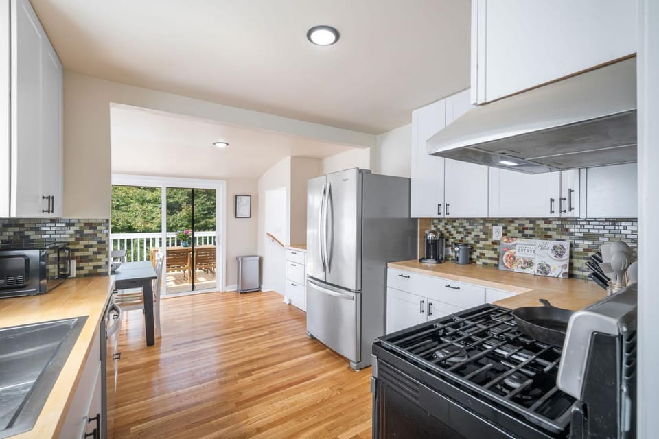 New Listing Fire Pit Water View Dogs OK House in Seattle