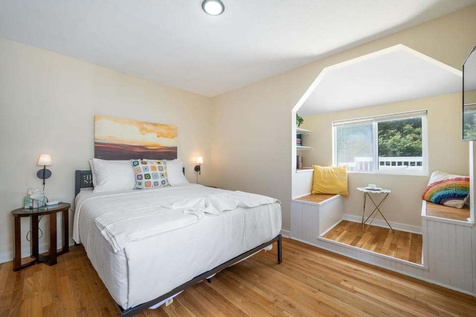 New Listing Fire Pit Water View Dogs OK House in Seattle