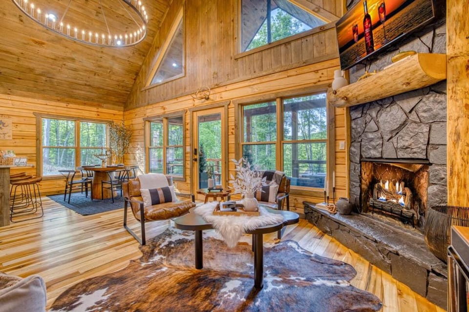 Cozy Chic Retreat Hot Tub, King Beds, Fire Pit House in Georgia