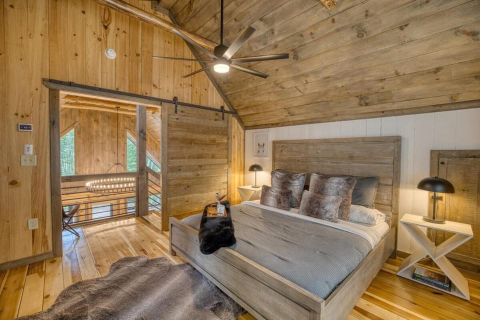 Cozy Chic Retreat Hot Tub, King Beds, Fire Pit House in Georgia