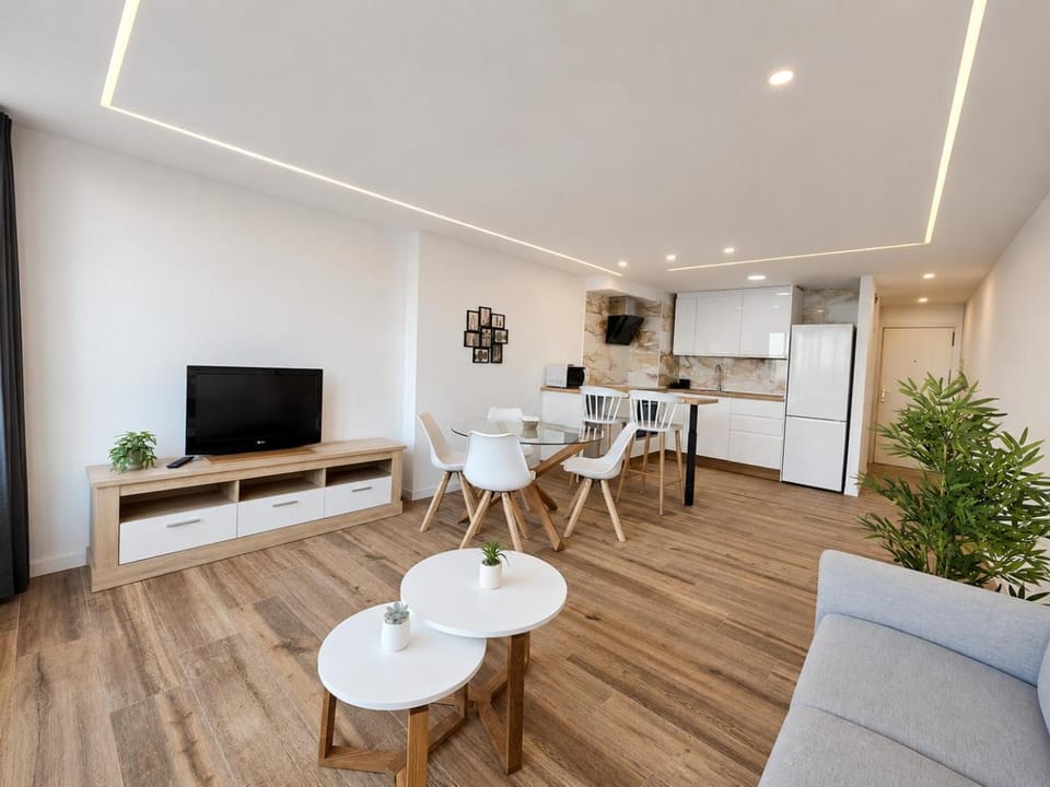 Communal lounge/ TV room, TV and multimedia, Kitchen or kitchenette, Living room, Seating area, Dining area, oven, stove, kitchen