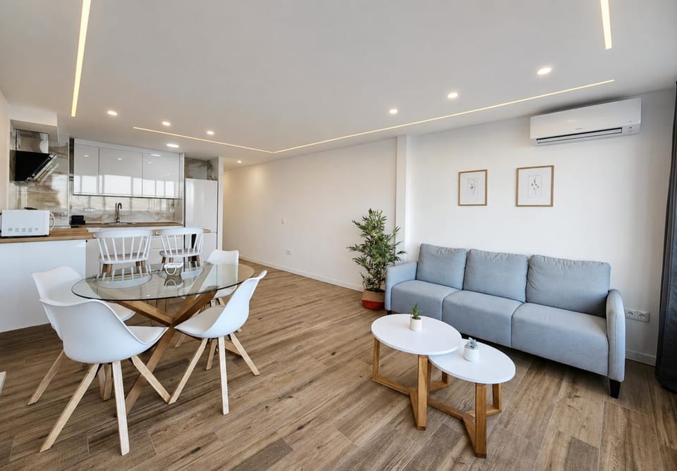 Communal lounge/ TV room, TV and multimedia, Kitchen or kitchenette, Living room, Seating area, Dining area, air conditioner