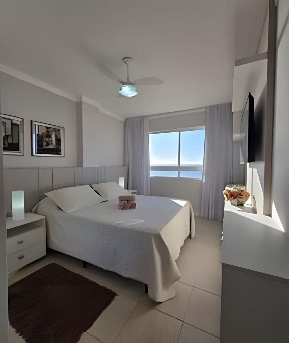 Bed, TV and multimedia, View (from property/room), Photo of the whole room, Bedroom, Sea view, Sunrise