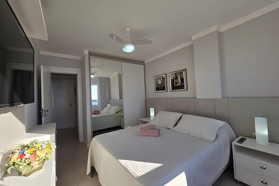 Bed, TV and multimedia, View (from property/room), Photo of the whole room, Bedroom, Sea view, Sunrise