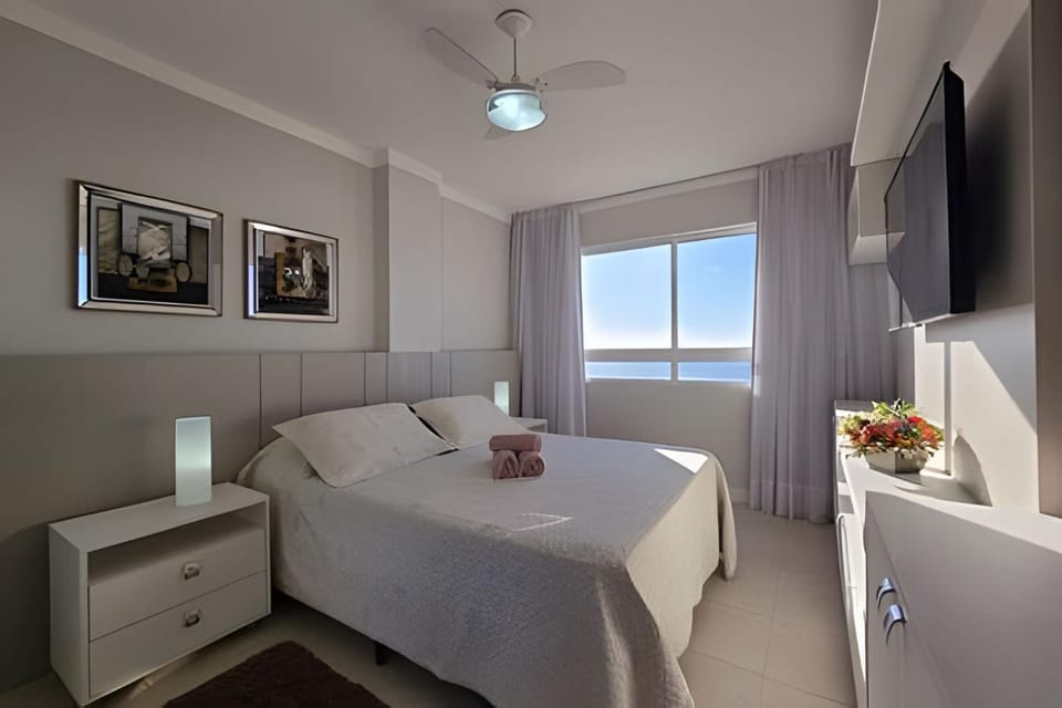 Bed, TV and multimedia, View (from property/room), Photo of the whole room, Bedroom, Sea view, Sunrise
