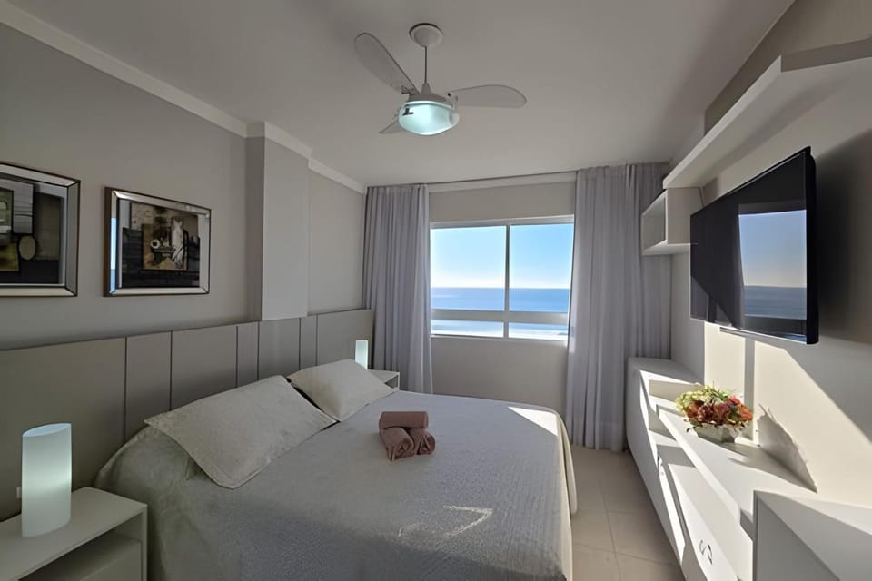 Bed, TV and multimedia, View (from property/room), Photo of the whole room, Bedroom, Sea view, Sunrise