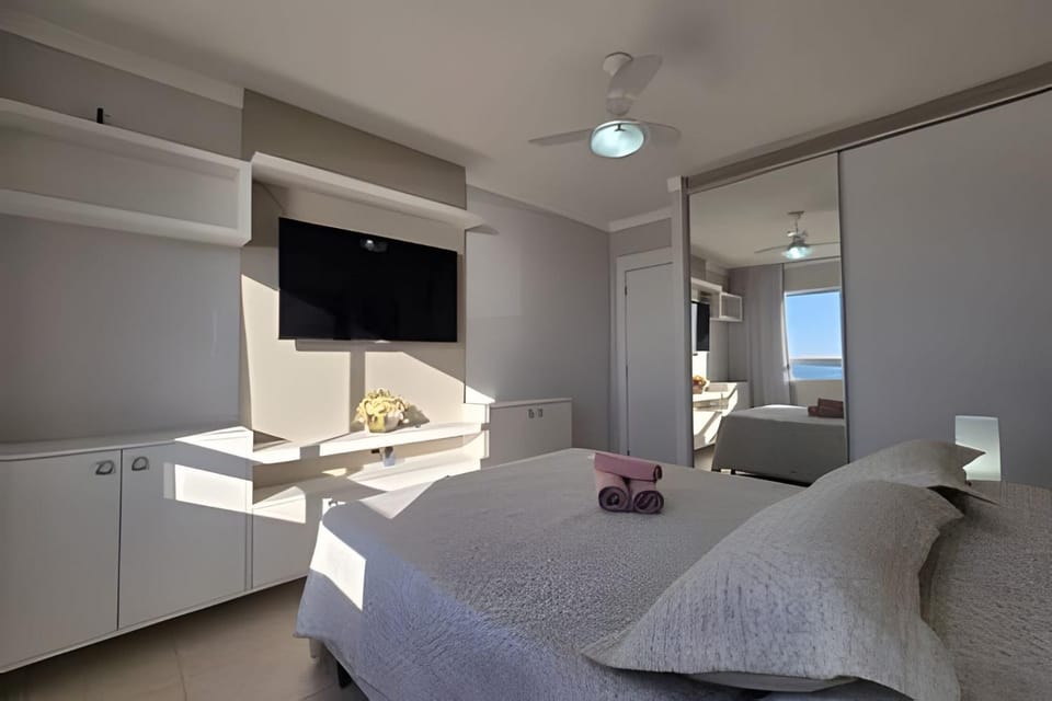 Bed, TV and multimedia, View (from property/room), Photo of the whole room, Bedroom, Sea view, Sunrise