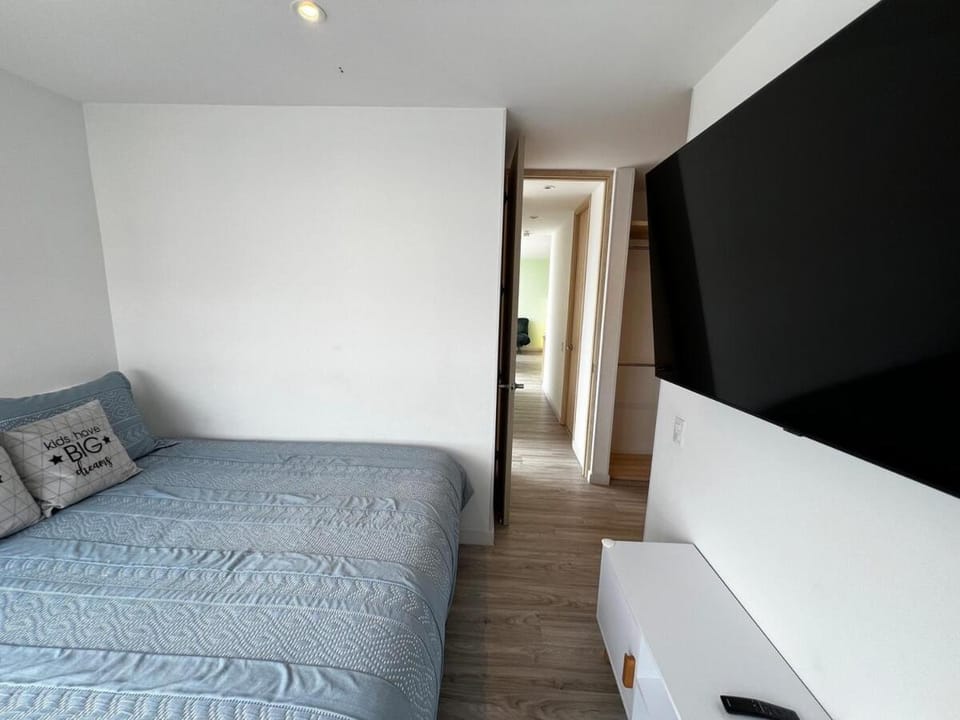 Bed, TV and multimedia, Photo of the whole room, Bedroom