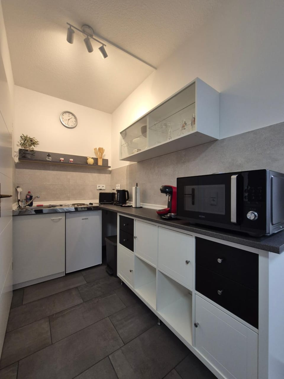 Coffee/tea facilities, Kitchen or kitchenette, oven, stove, toaster