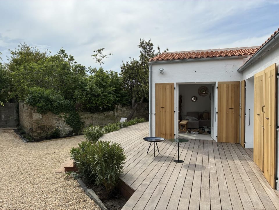 Property building, Patio, Spring, Day, Garden, Garden view